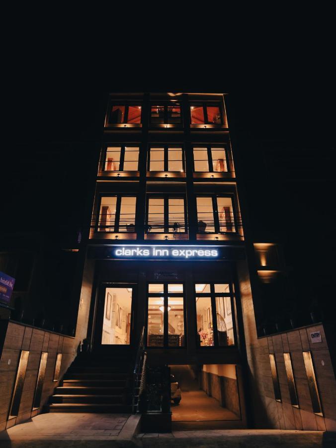 Clarks Inn Express, Dehradun Zewnętrze zdjęcie