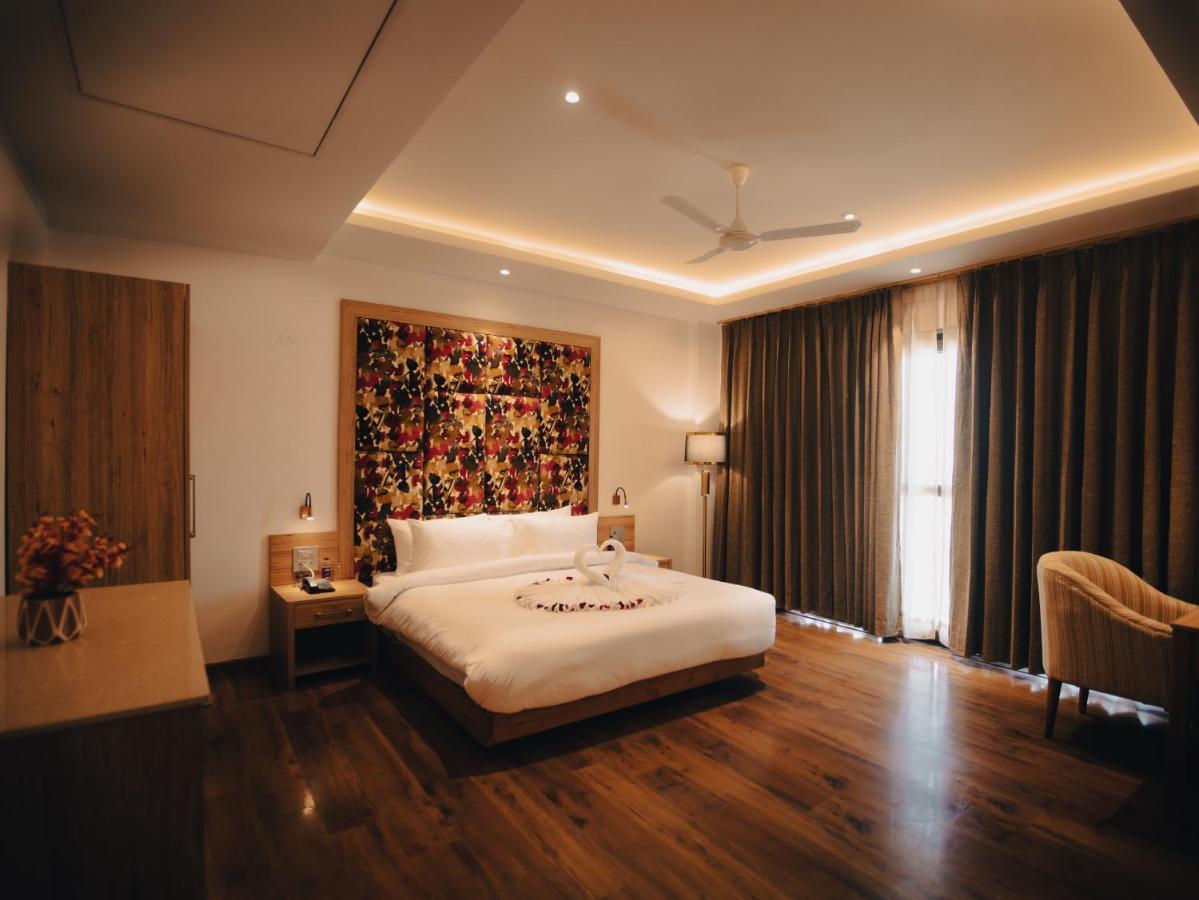 Clarks Inn Express, Dehradun Zewnętrze zdjęcie