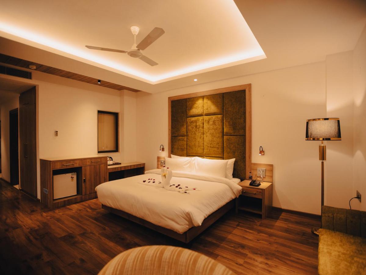 Clarks Inn Express, Dehradun Zewnętrze zdjęcie
