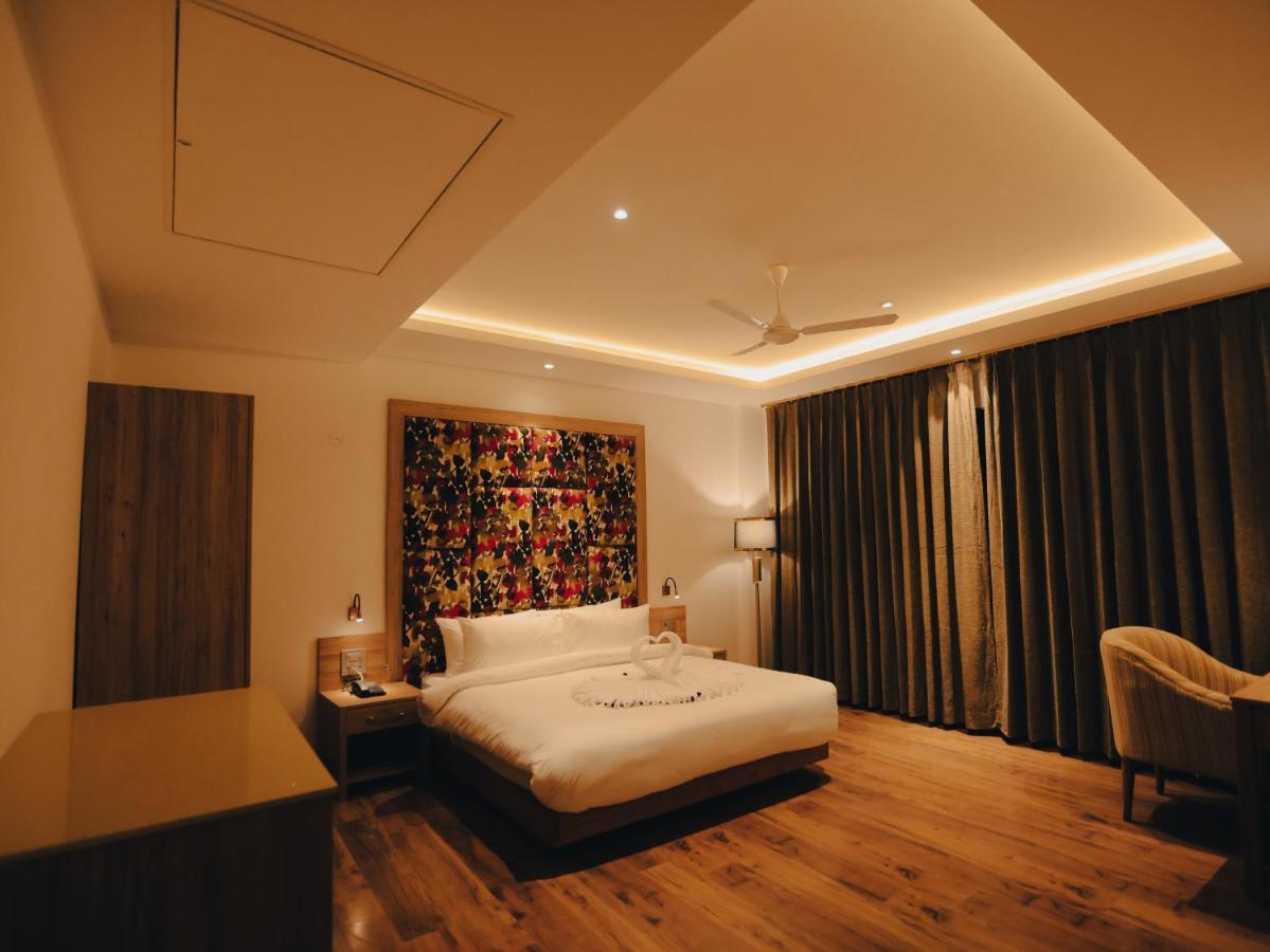 Clarks Inn Express, Dehradun Zewnętrze zdjęcie