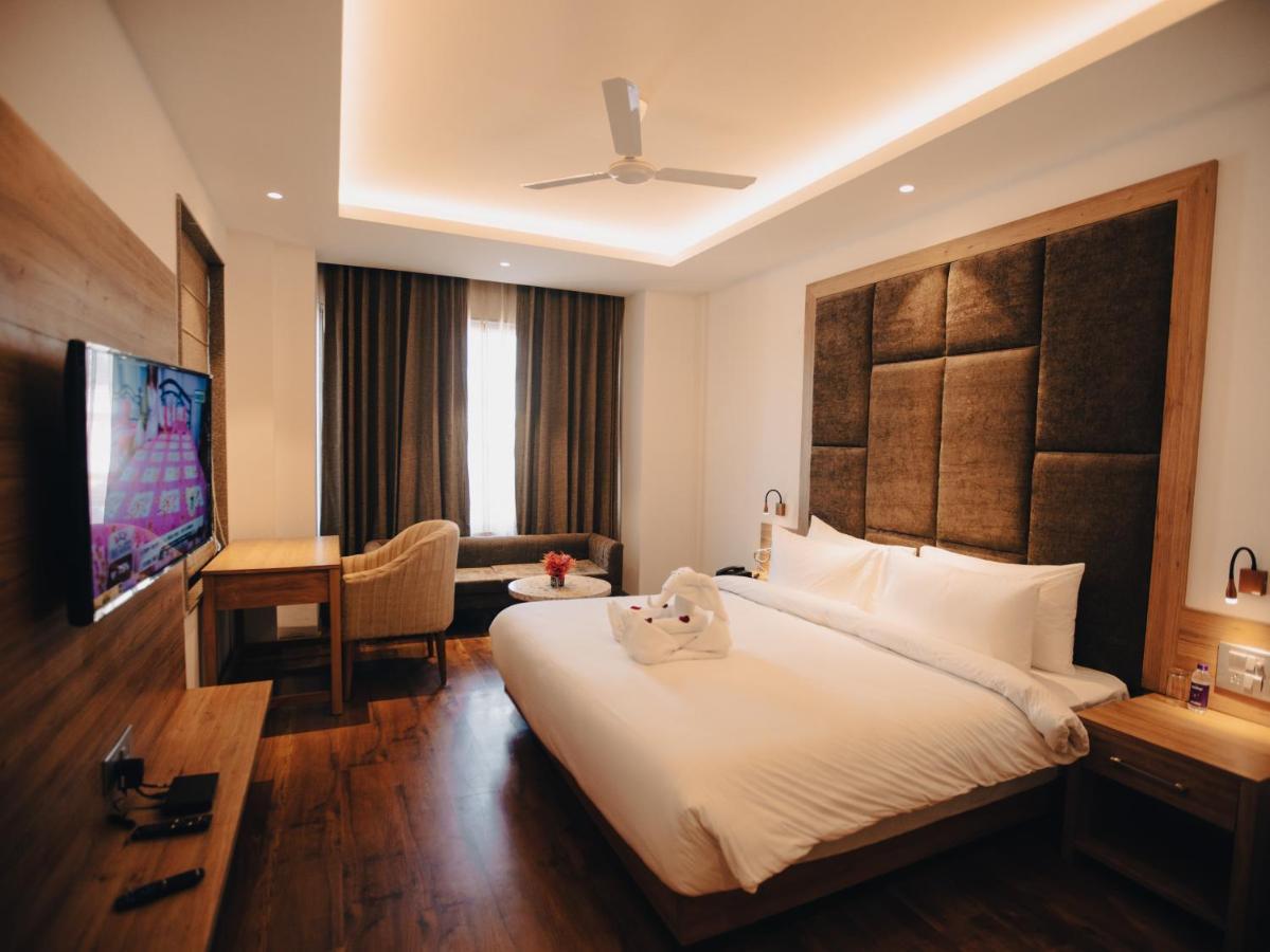 Clarks Inn Express, Dehradun Zewnętrze zdjęcie