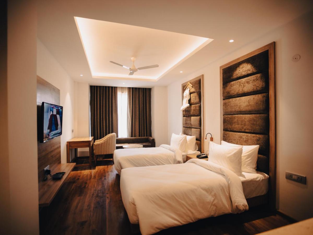 Clarks Inn Express, Dehradun Zewnętrze zdjęcie