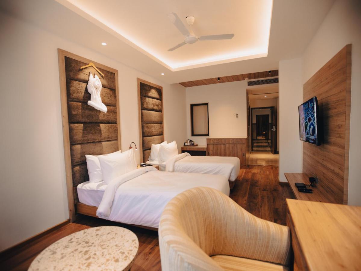 Clarks Inn Express, Dehradun Zewnętrze zdjęcie