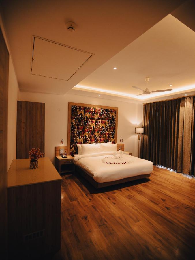 Clarks Inn Express, Dehradun Zewnętrze zdjęcie