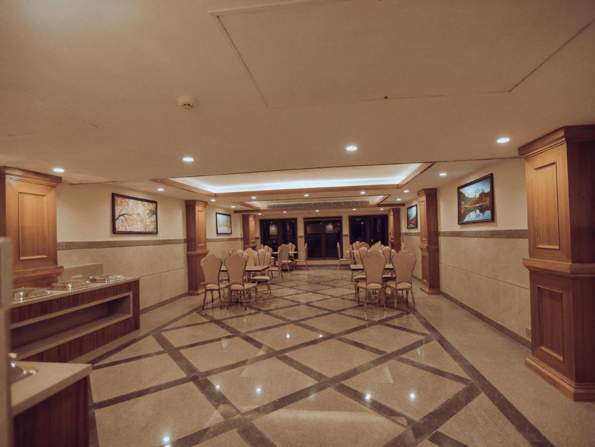 Clarks Inn Express, Dehradun Zewnętrze zdjęcie