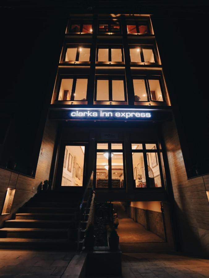 Clarks Inn Express, Dehradun Zewnętrze zdjęcie