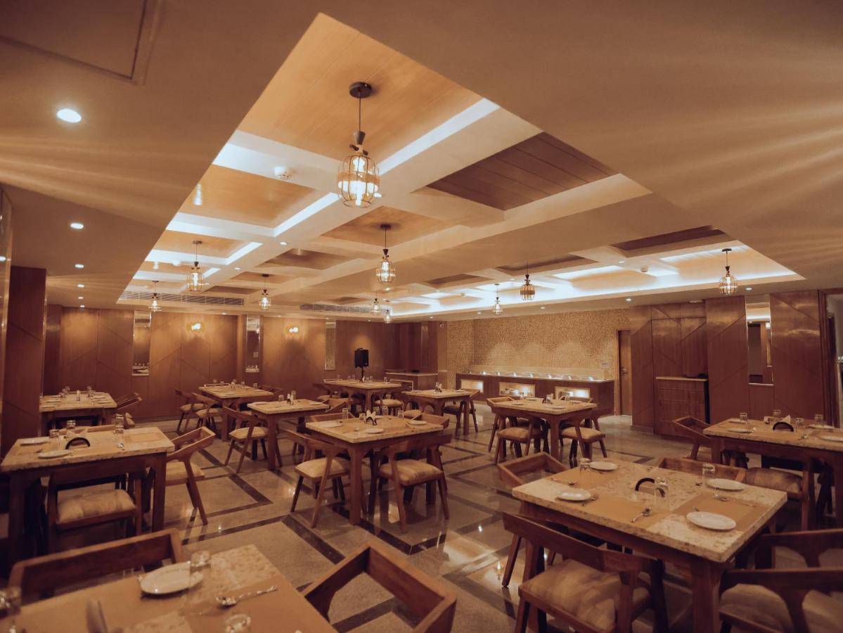 Clarks Inn Express, Dehradun Zewnętrze zdjęcie