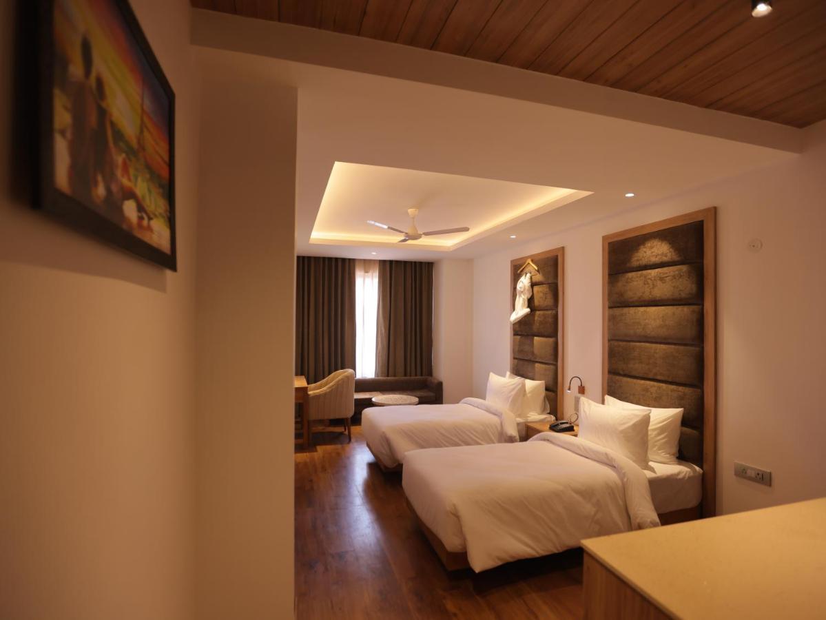 Clarks Inn Express, Dehradun Zewnętrze zdjęcie