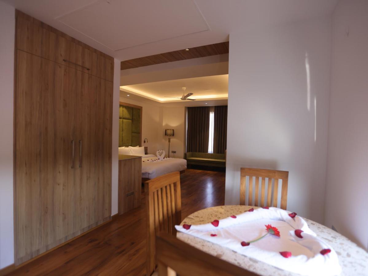 Clarks Inn Express, Dehradun Zewnętrze zdjęcie