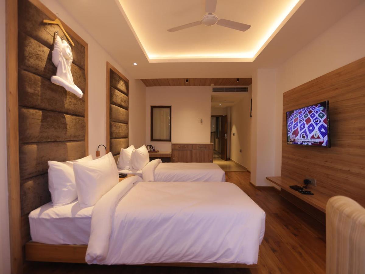 Clarks Inn Express, Dehradun Zewnętrze zdjęcie