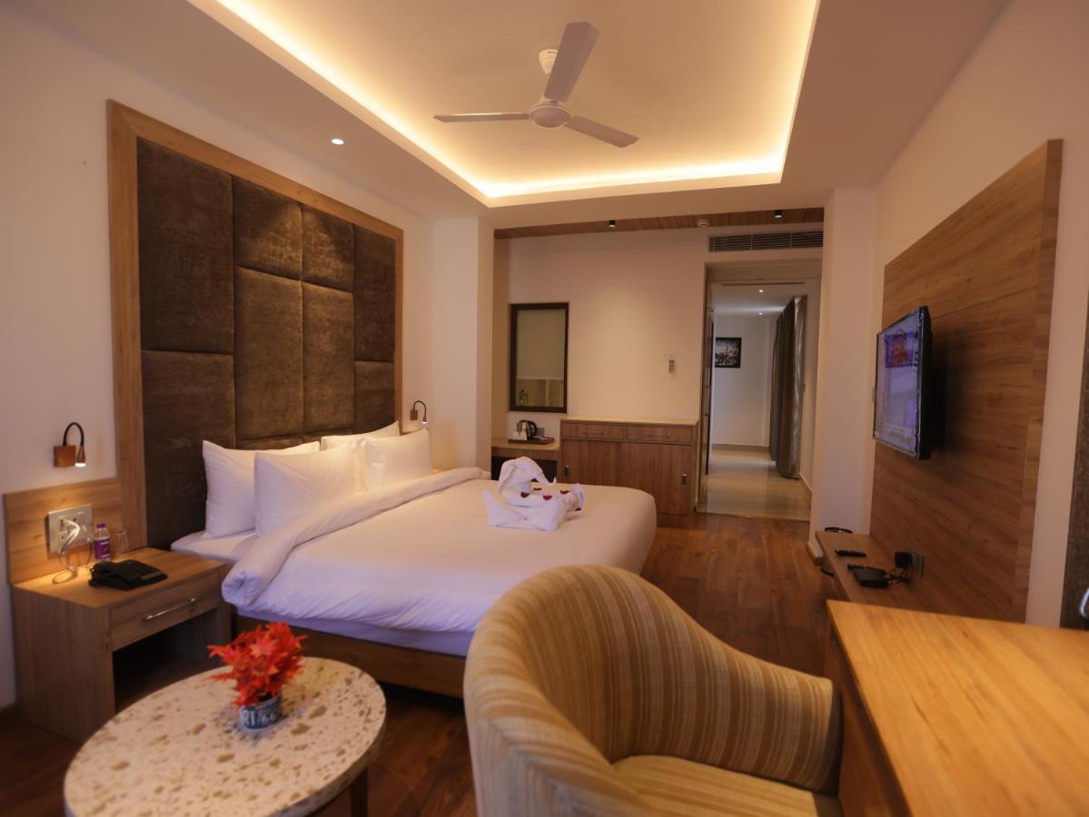 Clarks Inn Express, Dehradun Zewnętrze zdjęcie