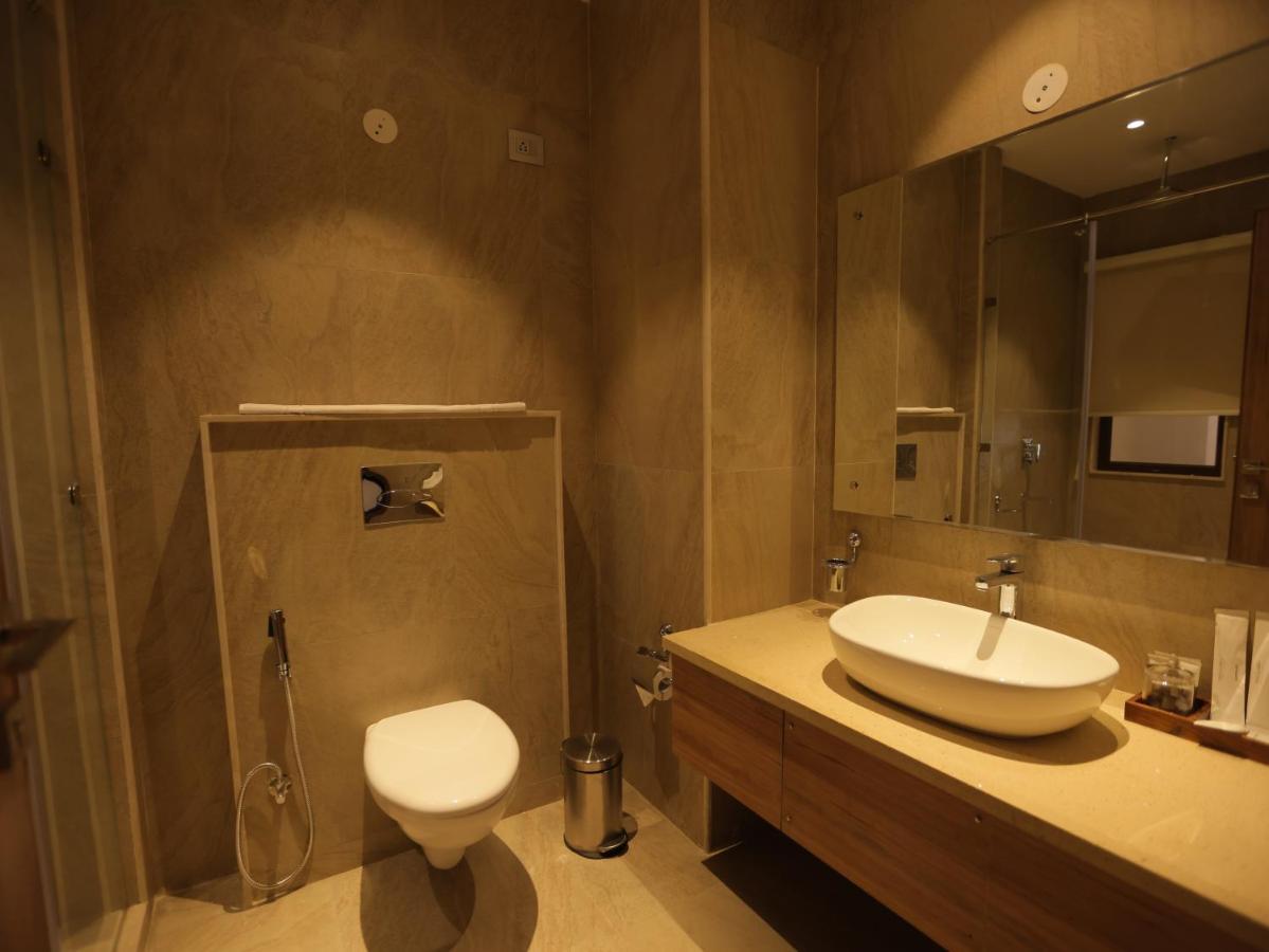 Clarks Inn Express, Dehradun Zewnętrze zdjęcie