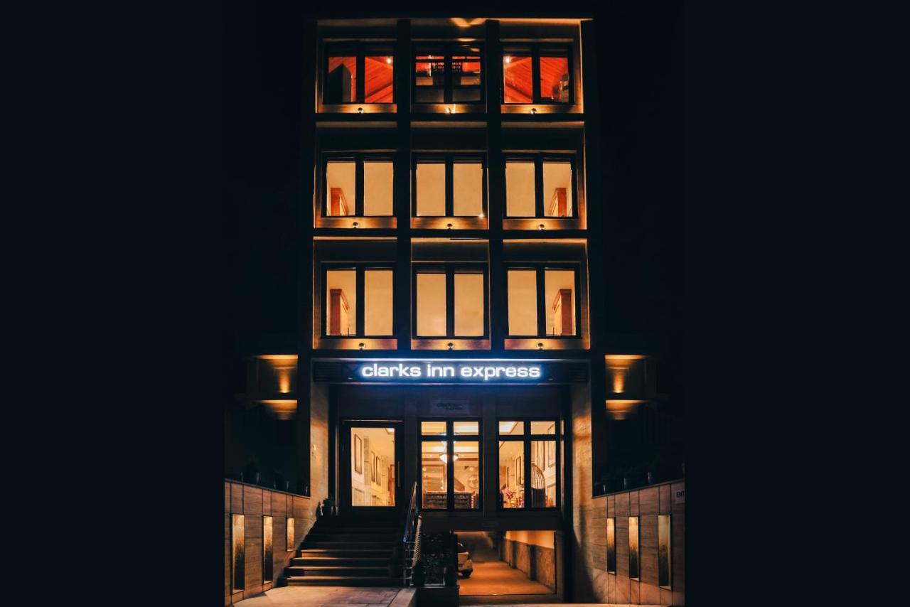 Clarks Inn Express, Dehradun Zewnętrze zdjęcie