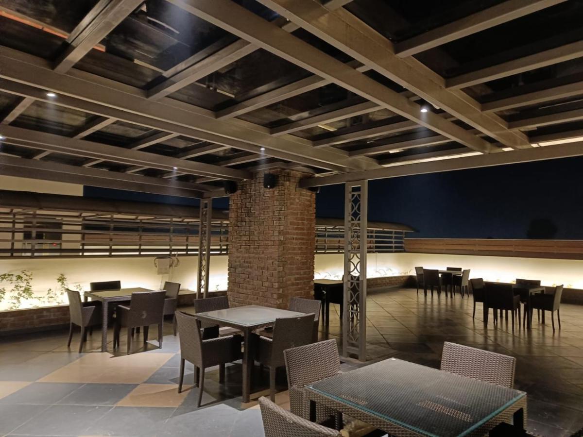 Clarks Inn Express, Dehradun Zewnętrze zdjęcie